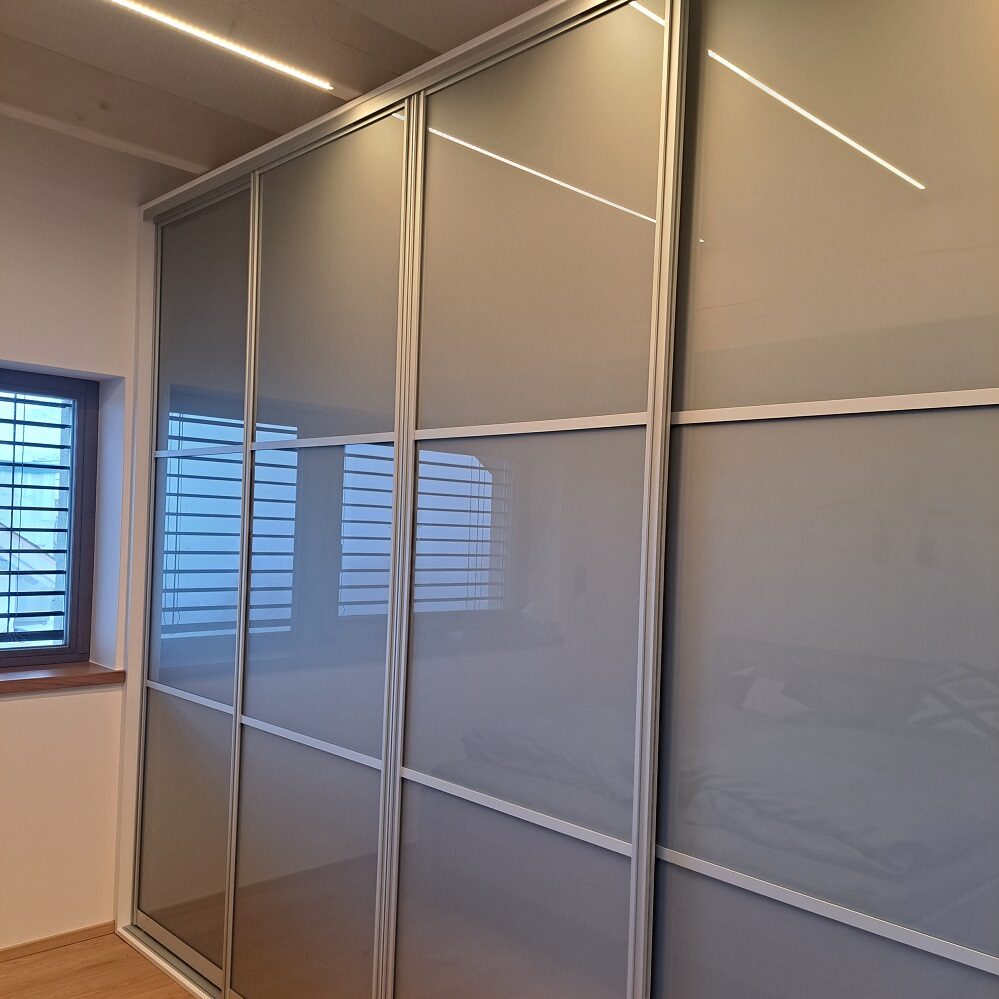 loznice vestavena skrin Jablonec Nad Nisou realizace sklo 02 e1710230688210