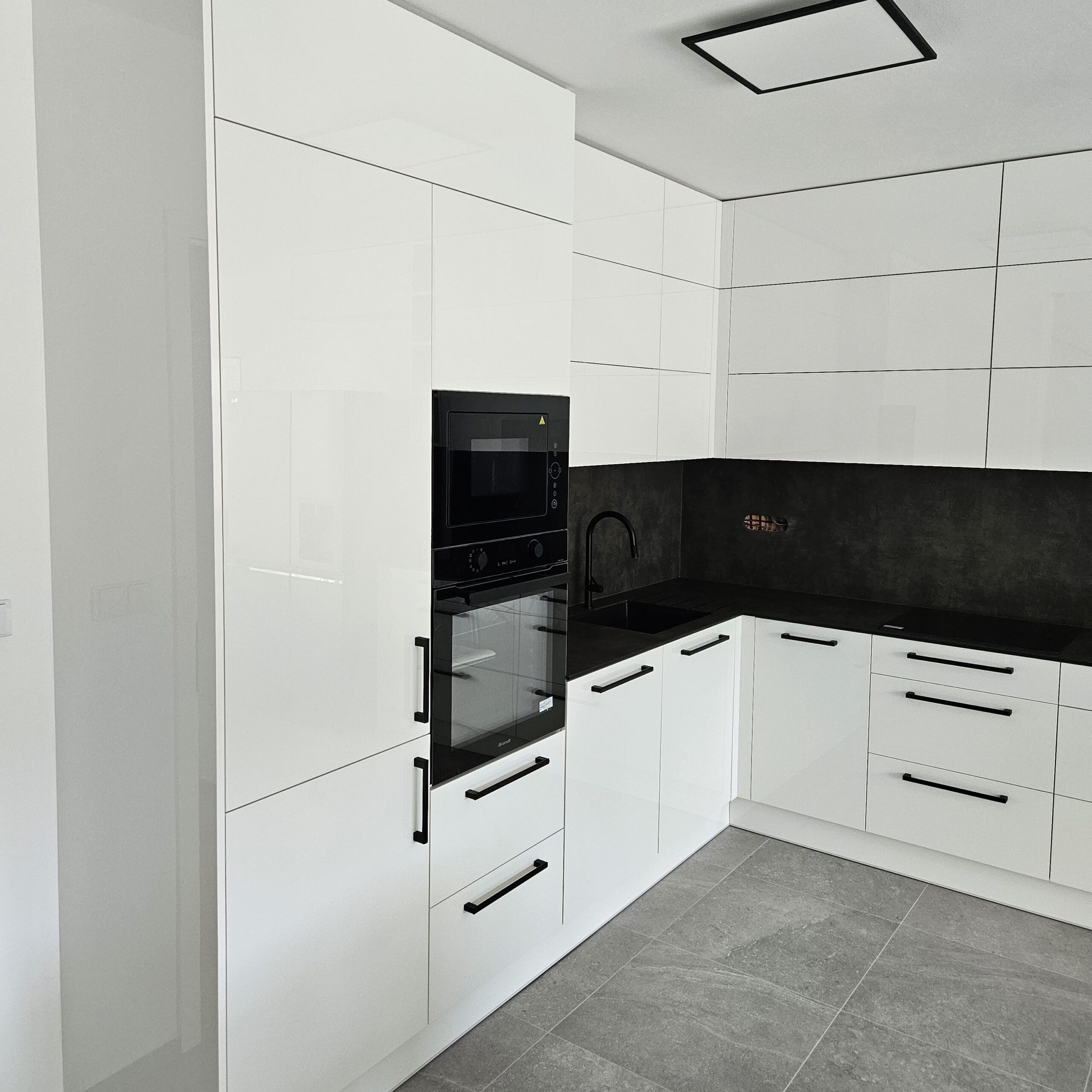 Moderni Kuchyn na miru bily lesk s tmave sedou Hanychov 1 scaled