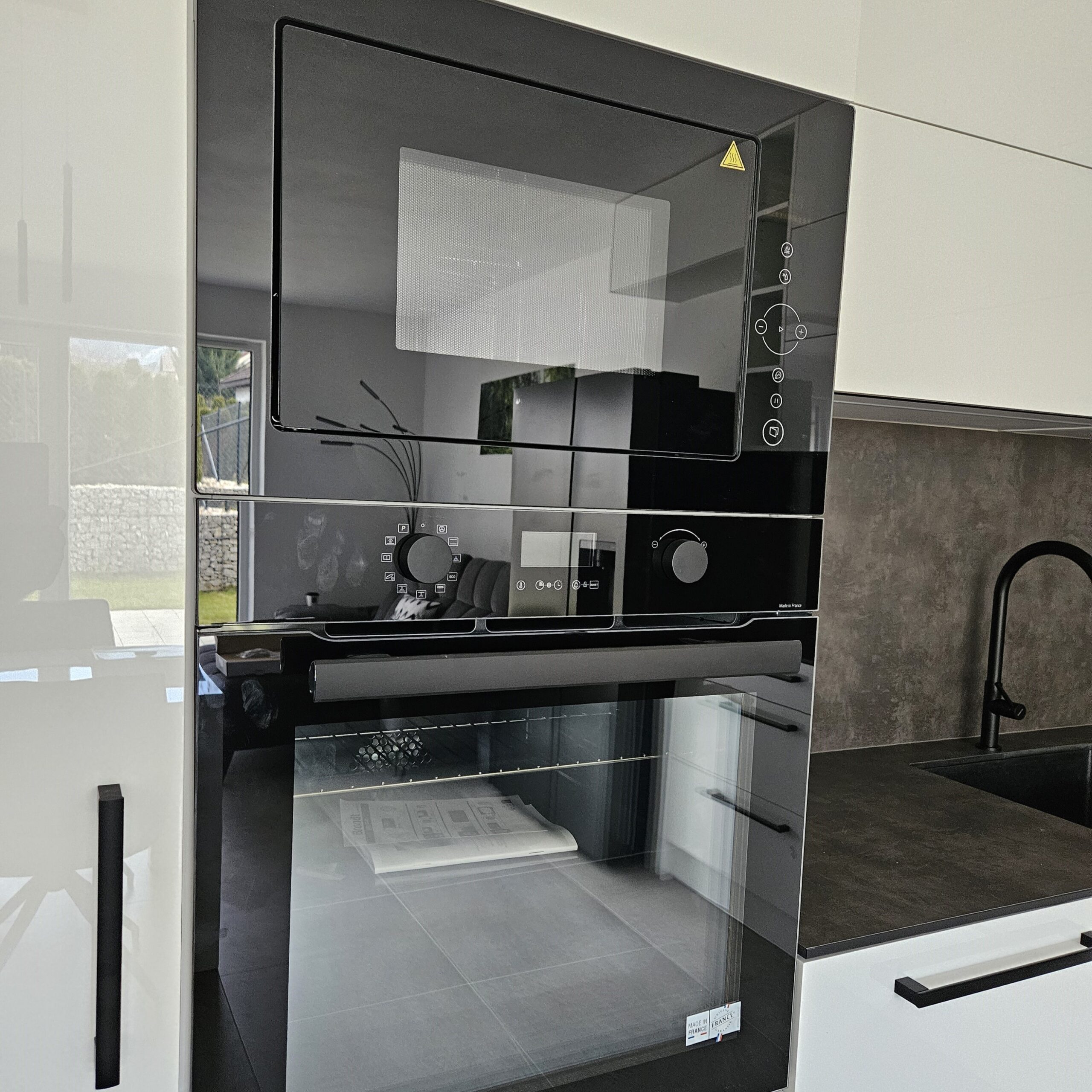 Realizace moderní kuchyně na míru pro klienta v Hanychově – Liberec. Velmi moderní kuchyňská linka, v které dominuje hlavně bílý lesk. Pracovní deska a zadní obklad jsou z kompaktní desky odstínu Agate Grey čímž dodává kontrast s bílým leskem. Kuchyně je také vybavena velice kvalitním kováním od firmy Blum jak je u nás standart. Díky CNC technologii jsou do pracovní desky vyfrézované drážky pro odvod vody do dřezu. Toto velice zajímavé řešení máme zároveň vystavené na našem novém showroomu v Jablonci nad Nisou.