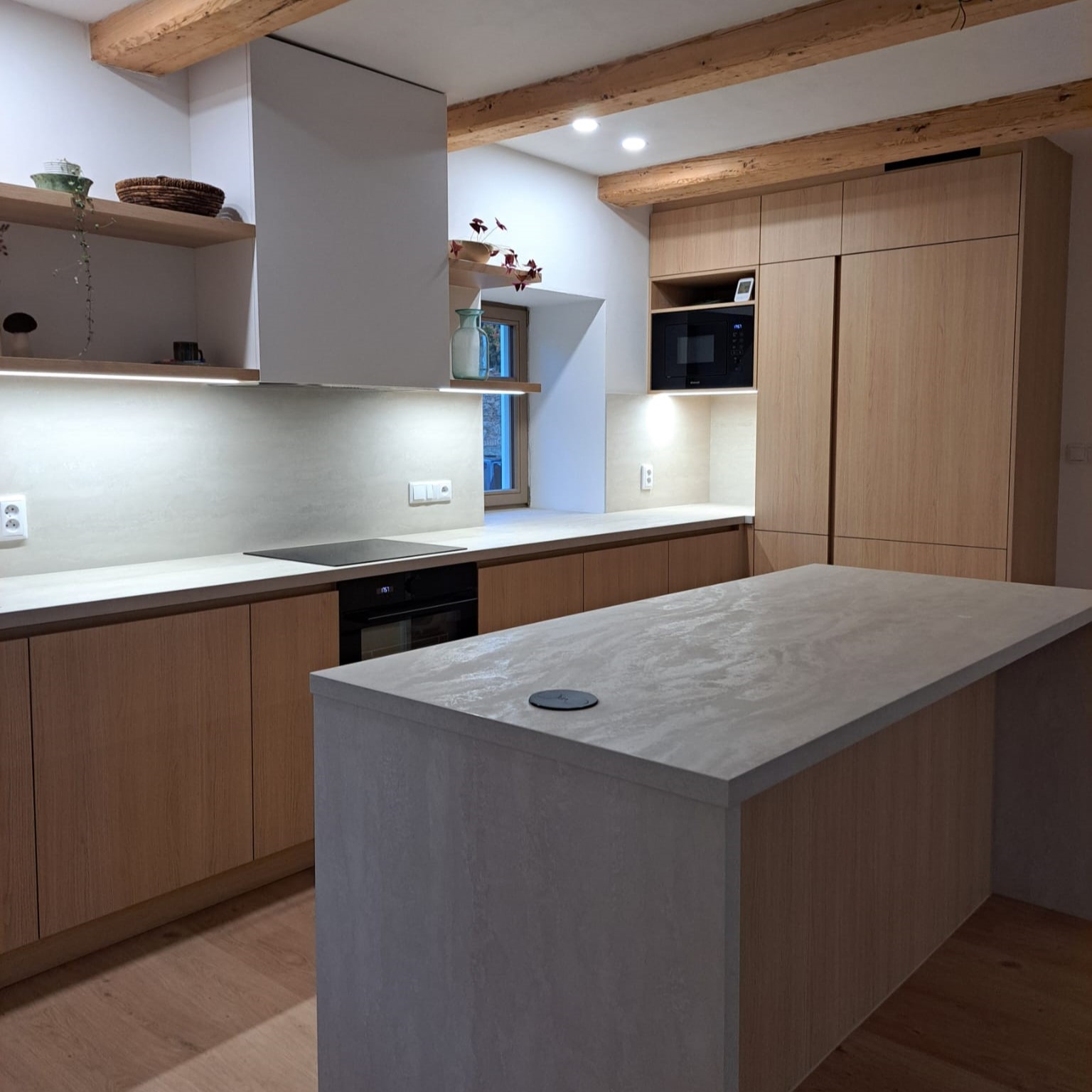 Moderni kuchyn Dub s bilou pracovni deskou Frydlant 5